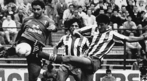 El jugador del Atlético de Madrid Vizcaíno, en un ataque sobre la portería contraria que intenta neutralizar Ibáñez, del Osasuna, durante el encuentro celebrado hoy en el estadio Vicente Calderón El jugador del Atlético de Madrid Vizcaíno, en un ataque sobre la portería contraria que intenta neutralizar Ibáñez, del Osasuna, durante el encuentro celebrado hoy en el estadio Vicente Calderón