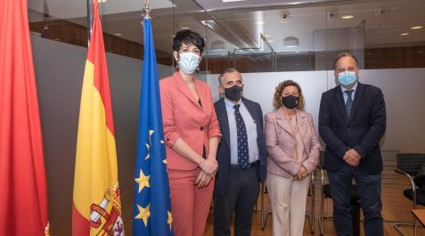 adefan-saiz Elma Saiz (Gobierno de Navarra), Francisco Esparza y Marisa Sáinz (ADEFAN) y José Ignacio Pérez de Albéniz (ARPA Abogados Consultores)