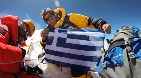 GriegoHimalaya Imagen de archivo del montañero griego Antonis Sykaris, posando con una bandera de su país tras hacer cumbre en un 8.000 anterior