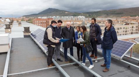 José María Aierdi y responsables de Vivienda y Nasuvinsa, en la cubierta del edificio de Burlada José María Aierdi y responsables de Vivienda y Nasuvinsa, en la cubierta del edificio de Burlada