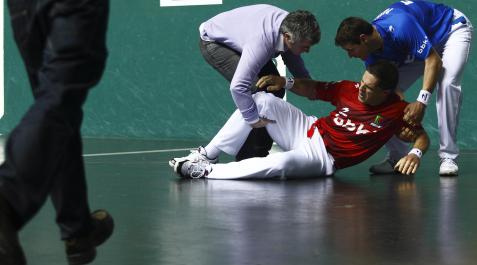 Aimar Olaizola Aimar Olaizola, en el momento de estropearse la rodilla derecha en el Labrit.