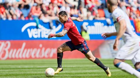 Chimy Ávila durante el partido contra el Alavés en El Sadar Chimy Ávila durante el partido contra el Alavés en El Sadar