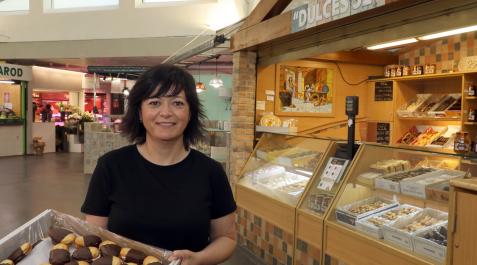 Belén Sánchez Sánchez muestra parte de su género delante del su puesto Dulces 52 en el mercado del Ensanche Belén Sánchez Sánchez muestra parte de su género delante del su puesto Dulces 52 en el mercado del Ensanche