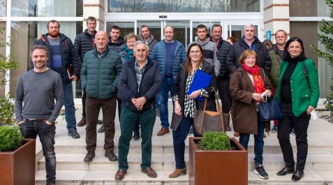 Uno de los grupos de personas asistentes a la charla de UAGN sobre las novedades de la PAC, celebrada en Orkoien Uno de los grupos de personas asistentes a la charla de UAGN sobre las novedades de la PAC, celebrada en Orkoien
