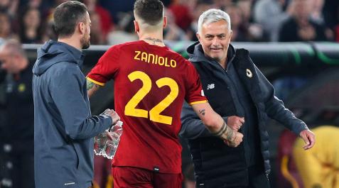 FOOTBALL - CONFERENCE (34538899) El jugador de la Roma Nicolo Zaniolo saluda a su entrenador Jose Mourinho, durante los cuartos de final de la Conference League en el estadio Olímpico de Roma