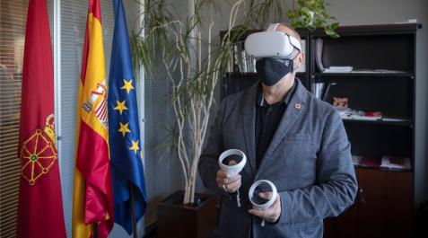 El consejero foral de Universidad, Innovación y Transformación Digital, Juan Cruz Cigudosa, con gafas de realidad virtual El consejero foral de Universidad, Innovación y Transformación Digital, Juan Cruz Cigudosa, con gafas de realidad virtual