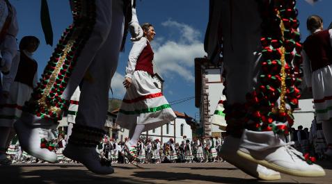 La plaza de Santiago de Valcarlos se quedó casi pequeña para acoger a todos los miembros del grupo de Bolantes La plaza de Santiago de Valcarlos se quedó casi pequeña para acoger a todos los miembros del grupo de Bolantes