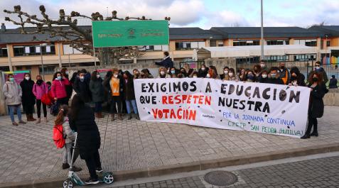 san pedro La comunidad educativa manifestando su malestar tras la decisión del departamento de Educación