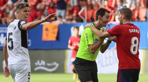 Darko Brasanac protesta a De Burgos Bengoetxea un gol anulado en presencia de Paulista Darko Brasanac protesta a De Burgos Bengoetxea un gol anulado en presencia de Paulista