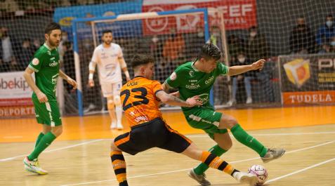 El tudelano Uge pelea un balón con Carlos Vento durante un partido anterior. El tudelano Uge pelea un balón con Carlos Vento durante un partido anterior.