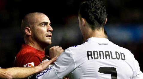 Pandiani y Cristiano Ronaldo durante el duelo de 2011 en El Sadar Pandiani y Cristiano Ronaldo durante el duelo de 2011 en El Sadar