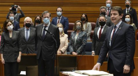 Mañueco Alfonso Fernández Mañueco (d) toma posesión como presidente de la Junta de Castilla y León ante Rajoy, Abascal, Ayuso y Cuca Gamarra