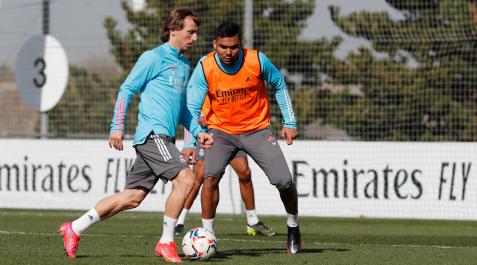 Modric y Casemiro durante un entrenamiento Modric y Casemiro durante un entrenamiento