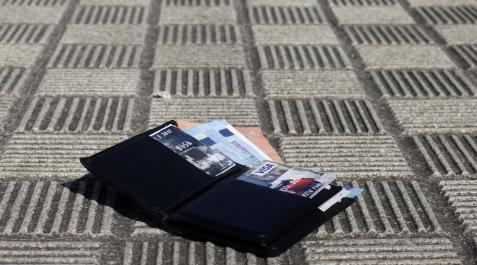Una cartera extraviada en el suelo Una cartera extraviada en el suelo