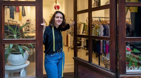 Ione Korapilo Nuin se asoma a la calle Dormitalería de su taller de ropa de autor con cinco años de andadura Ione Korapilo Nuin se asoma a la calle Dormitalería de su taller de ropa de autor con cinco años de andadura