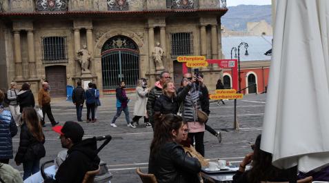 Turistas en la Plaza del Ayuntamiento de Pamplona el pasado lunes Turistas en la Plaza del Ayuntamiento de Pamplona el pasado lunes