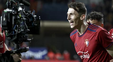 Ante Budimir, feliz ante la cámara de televisión tras marcar el gol que significaba el empate contra el Real Madrid Ante Budimir, feliz ante la cámara de televisión tras marcar el gol que significaba el empate contra el Real Madrid