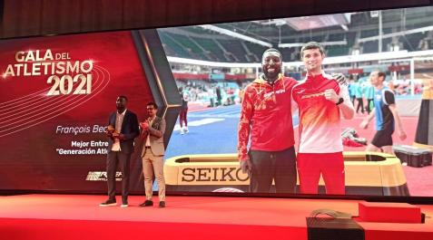 asier François Beoirngyan recibe el premio de manos de Rodrigo Domínguez, presidente de la Federación Navarra de Atletismo.