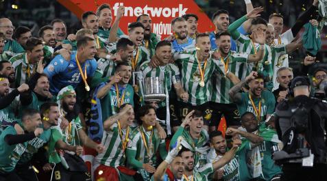 CopaRey Los jugadores del Betis posan con la Copa del Rey tras ganar al Valencia en la final de La Cartuja