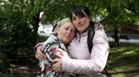 Fundidas en un abrazo en una zona ajardinada de Pamplona, Valentina Hazah y su hija mayor, Inna Tataru Fundidas en un abrazo en una zona ajardinada de Pamplona, Valentina Hazah y su hija mayor, Inna Tataru