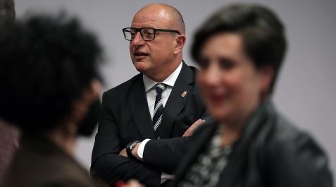 Gimeno El consejero Carlos Gimeno, antes de la comparecencia parlamentaria, tras Inma Jurío (PSN) y María Solana (Geroa Bai)