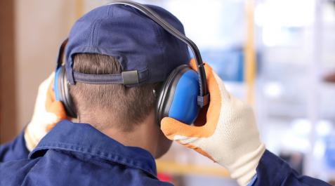 RUIDO-TRABAJO-SALUD-LABORAL Un empleado se coloca unos cascos para el ruido