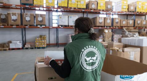 banco alimentos Una voluntaria, en el Banco de Alimentos de Tudela. Los alimentos se repartirán a través de los Bancos de Alimentos, así como de los centros provinciales de Cruz Roja Española