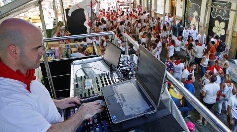 Imagen de un dj en las carpas instaladas en la cuesta de Labrit en Sanfermines Imagen de un dj en las carpas instaladas en la cuesta de Labrit en Sanfermines