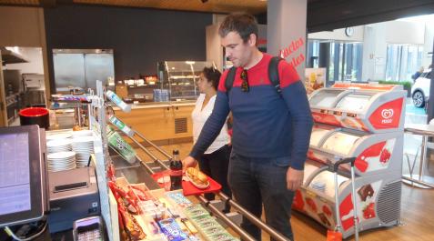 C Un joven en la cafetería del aeropuerto el último día de atención presencial, el 1 de agosto de 2019