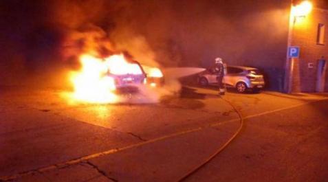 Bomberos sofocan el incendio de los coches, aparcados junto al castillo de Marcilla Bomberos sofocan el incendio de los coches, aparcados junto al castillo de Marcilla