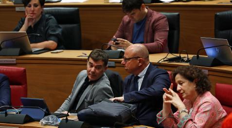 El consejero de Educación Carlos Gimeno (PSN), conversa con el consejero Santos durante el último pleno.. El consejero de Educación Carlos Gimeno (PSN), conversa con el consejero Santos durante el último pleno
