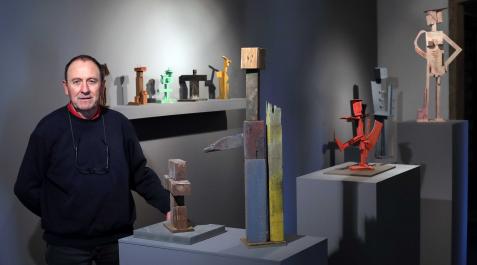 El artista barakaldar Javier Santurtún posa con varias obras de la exposición ‘Buena gente’ en la sala de La Puerta Gótica El artista barakaldar Javier Santurtún posa con varias obras de la exposición ‘Buena gente’ en la sala de La Puerta Gótica