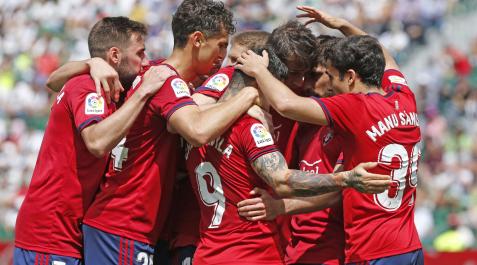 El delantero del Osasuna Ante Budimir celebra su gol de penalti nte el Elche , durante el encuentro Elche-Osasuna de Primera División de fútbol celebrado en el estadio Martinez Valero de Elche este domingo El delantero del Osasuna Ante Budimir celebra su gol de penalti nte el Elche , durante el encuentro Elche-Osasuna de Primera División de fútbol celebrado en el estadio Martinez Valero de Elche este domingo