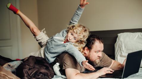 PADRE-HIJO-TIEMPO-CALIDAD Para pasar tiempo de calidad con los niños es importante estar presentes: fuera móvil o cualquier otra pantalla