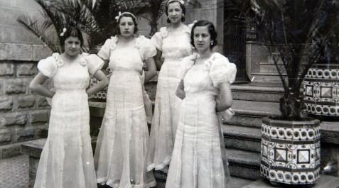 inauguracion Un grupo de señoritas, en la inauguración del Teatro Gayarre en 1932