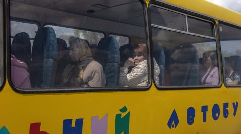 refugiados-ucrania Refugiados ucranianos en un autobús durante la evacuación en Zaporizhzhia