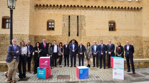 Parte de los ponentes e invitados al programa Impulsar Navarra celebrado ayer por la tarde en el castillo de Marcilla Parte de los ponentes e invitados al programa Impulsar Navarra celebrado ayer por la tarde en el castillo de Marcilla