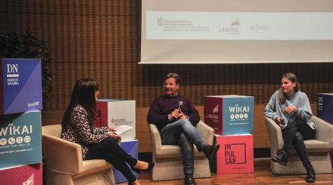 ImpulsarMarcilla Belén Galindo, izda., charla con José Javier Malo, director de la banda, y la clarinetista Andrea Esparza