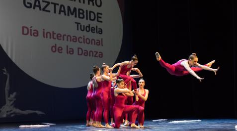 danza A: BLANCA ALDANONDO
F: 30/04/2022
P: EQUIPO DE COMPETICION DEL CLUB DE GIMNASIA RITMICA DE TUDELA
L: TUDELA
T: DIA INTERNACIONAL DE LA DANZA