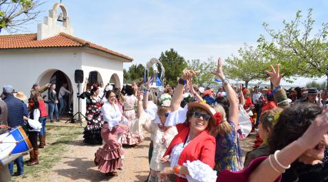 Asistentes a la concentración bailan sevillanas en la ermita de San Gregorio y ante la Virgen, al fondo Asistentes a la concentración bailan sevillanas en la ermita de San Gregorio y ante la Virgen, al fondo
