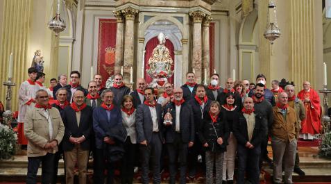 Misa de la Escalera Foto de familia de empleados y responsables de la plaza de Toros de Pamplona, en la capilla de San Fermín.