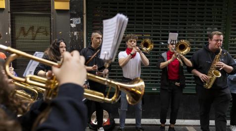 Numeroso público arropó a Eguzki Txaranga y Jarauta69 en su transitar por las calles del centro de Pamplona Numeroso público arropó a Eguzki Txaranga y Jarauta69 en su transitar por las calles del centro de Pamplona