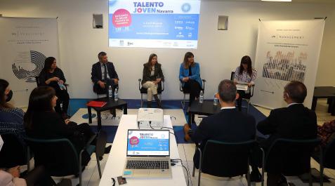 Desde la izq., Paula Ansorena (Zabala Innovación), Álex Mendoza (Caja Rural de Navarra), Susana Otazu (AIN), Cristina Cabrejas (Cámara Navarra) y Belén Galindo (Grupo la Información)