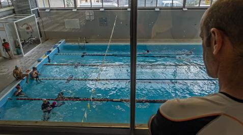 Usuarios en la piscina cubierta del polideportivo Lizarreria de Estella Usuarios en la piscina cubierta del polideportivo Lizarreria de Estella