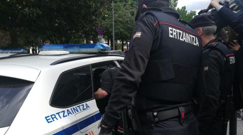 Crímenes en Bilbao El presunto asesino es escoltado por varios ertzainas