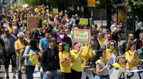 Manifestación en Pamplona por la situación de las escuelas infantiles La marcha ha partido de la plaza de Baluarte y ha recorrido las avenidas Conde Oliveto y Carlos III para llegar a la Plaza del Castillo