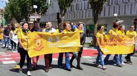 Manifestación en Pamplona 'por unas escuelas infantiles dignas' Cientos de personas, convocadas por la Plataforma 0-3 Nafarroa, se han manifestado este sábado en Pamplona para exigir una mejora de las trabajadoras de las escuelas infantiles, que se encuentran en huelga indefinida desde el pasado lunes.