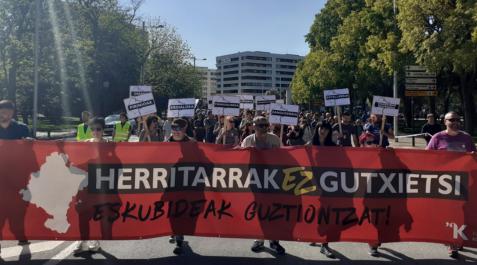 una pancarta con el lema 'Herritarrak ez gutxietsi. Eskubideak gutziontzat' (No menospreciar a los ciudadanos. Derechos para todos) una pancarta con el lema 'Herritarrak ez gutxietsi. Eskubideak gutziontzat' (No menospreciar a los ciudadanos. Derechos para todos)