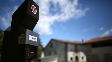 En primer término, un poste del ‘puerta a puerta’, colocado en Uharte Arakil En primer término, un poste del ‘puerta a puerta’, colocado en Uharte Arakil