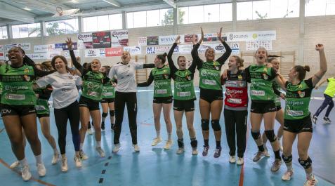 Las jugadoras del Gurpea Beti Onak celebran su victoria frente al Errece Almassora.